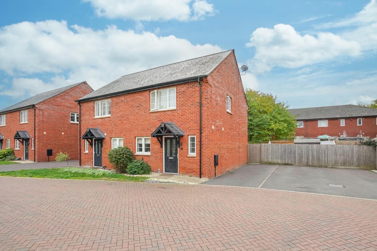 Hampden Square, Upper Heyford, Bicester, OX25 5AH